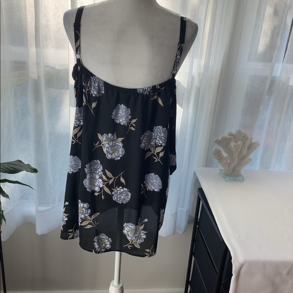 Torrid cold shoulder top - Picture 5 of 8